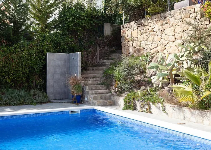 House In A Garden With View *