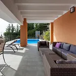 House In A Garden With View Βίλα *
