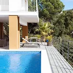House In A Garden With View *