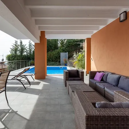 House In A Garden With View וילה *