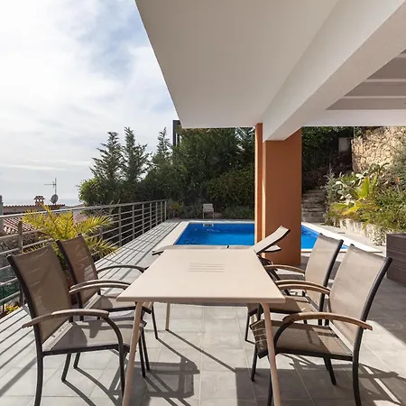 House In A Garden With View וילה