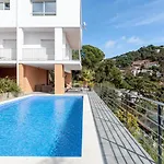 别墅 House In A Garden With View *